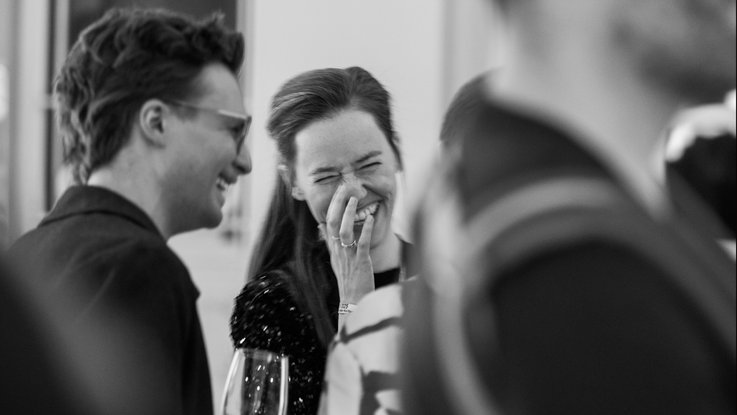 VISUELL Blogbeitrag: Jurymember Focus Open: Laureen Seider im Gespräch und lachend mit Gästen während der Focus Open Preisverleihung