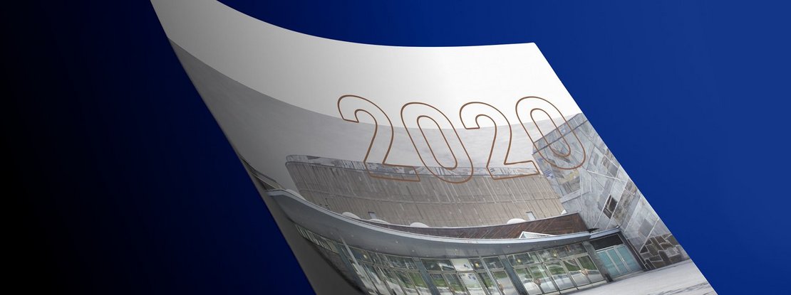 VISUELL Kommunikationsdesign: Corporate Design Liederhalle: Detailaufnahme Poster auf dunkelblauem Hintergrund - Aufschrift: 2020  