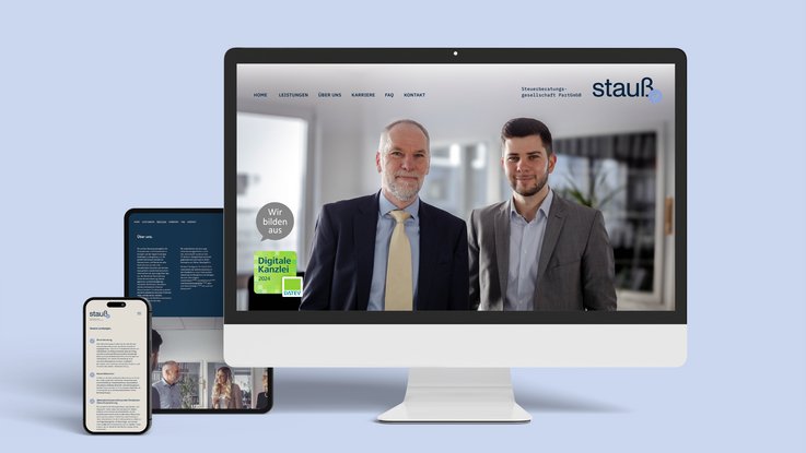 VISUELL Kommunikationsdesign: Corporate Design Stauß: Website-Relaunch in der Anwendung auf Desktop, Tablet und Smartphone; die responsiven Ansichten zeigen klare Informationsarchitektur, ruhige Typografie und das neue Corporate Design im digitalen Einsatz.