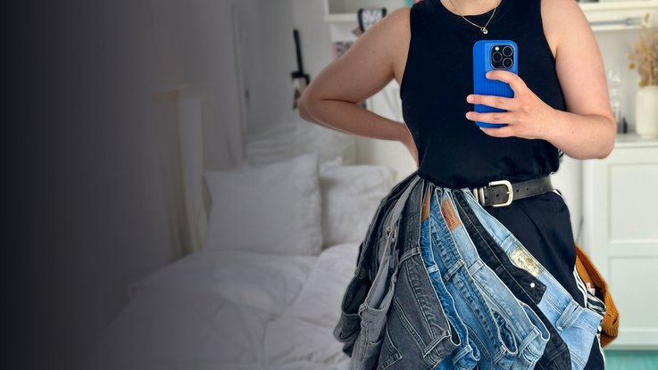 VISUELL Blogbeitrag: ADC Talent Festival 2025 „Goldenes Konfetti – Silberner Nagel“ VISUELL Blogbeitrag: ADC Talent Award 2025: Leonie Braitsch im Selfie mit einem Rock aus alten Jeanshosen, kreatives Objekt ihrer ausgezeichneten Arbeit „353“.