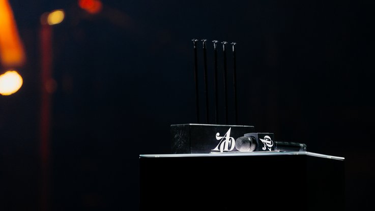 VISUELL Blogbeitrag: ADC Talent Festival 2025 „Goldenes Konfetti – Silberner Nagel“ VISUELL Blogbeitrag: ADC Talent Award 2025: Die ADC-Nägel als Auszeichnungen auf einem Podest neben Mikrofon und Logo präsentiert, minimalistische Inszenierung.