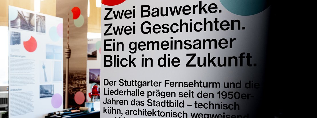 VISUELL Szenografie: Jubiläumsausstellung: 70 Jahre Fernsehturm und Liederhalle: Freistehende Ausstellungsgrafik mit großformatiger Typografie zum gemeinsamen Narrativ von Fernsehturm und Liederhalle.