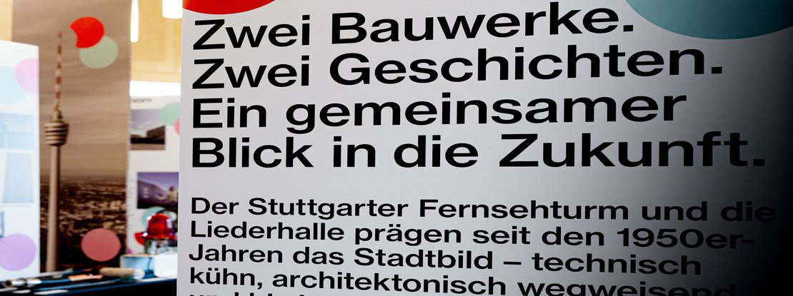 VISUELL Szenografie: Jubiläumsausstellung: 70 Jahre Fernsehturm und Liederhalle: Freistehende Ausstellungsgrafik mit großformatiger Typografie zum gemeinsamen Narrativ von Fernsehturm und Liederhalle.