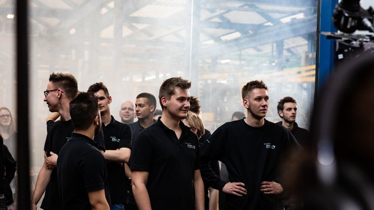 VISUELL Kommunikationsdesign: Kino-Werbespot für STAHL CraneSystems: Eine Gruppe von Mitarbeitern im Werk von STAHL CraneSystems im dramatischen Nebel