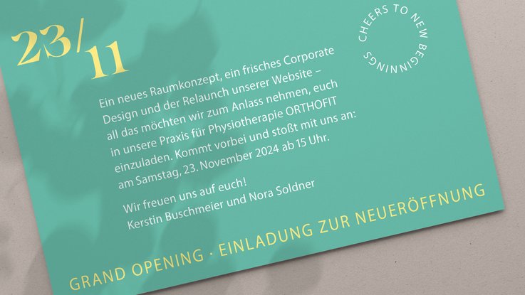 VISUELL Kommunikationsdesign: Corporate Design: Eine Einladungskarte zur Neueröffnung der Praxis für Physiotherapie, türkisfarbener Hintergrund mit weißer Schrift, typografische Schmuckelemente in gelb.
