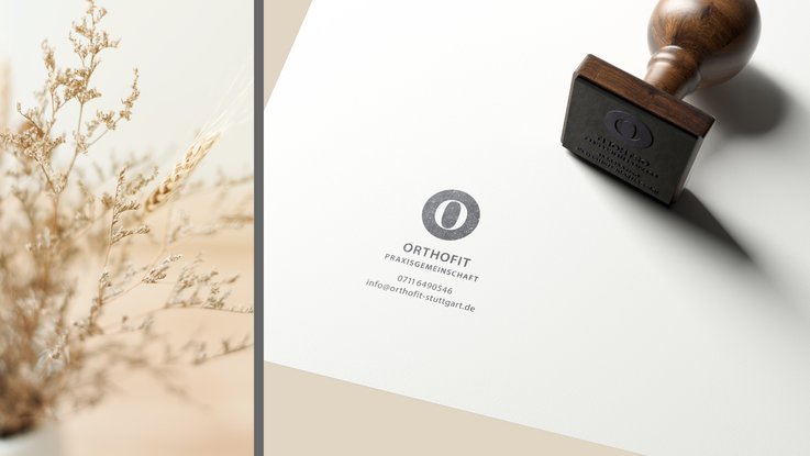 VISUELL Kommunikationsdesign: Corporate Design: Links beigefarbene Gräser vor hellem beigen Hintergrund, rechts Naturpapier mit einem Stempel und Stempelabdruck der Bildmarke der Praxis ORTHOFIT und Adresse.