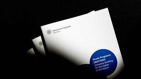 VISUELL Kommunikationsdesign: Editorial Design Study Programs Broschüre: Detailaufnahme der Vorderseite mit Schattenwurf - Aufschrift: Study Programs 2022/2023