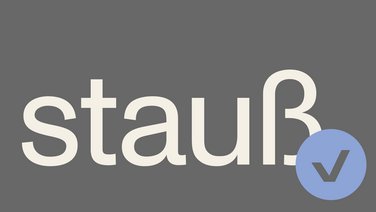 VISUELL Kommunikationsdesign: Corporate Design Stauß: Großansicht der Wortmarke „stauß“ mit integriertem Signet aus Kreis und Häkchen; das Logo zeigt die modernisierte, geometrische Formensprache des Relaunchs.