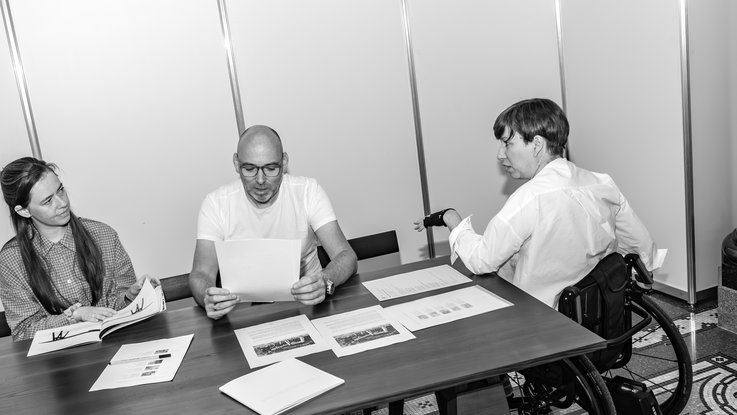 VISUELL Blogbeitrag: Jurymember Focus Open: Jurymitglieder diskutieren Bewertungskriterien und Unterlagen während der Focus Open Jurysitzung