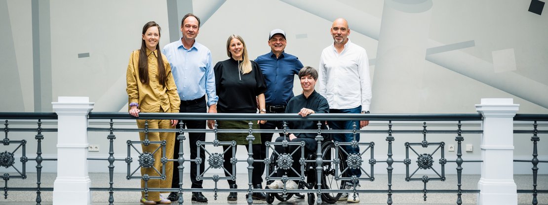 VISUELL Blogbeitrag: Jurymember Focus Open: Jury des Focus Open 2025 mit Laureen Seider und weiteren Jurymitgliedern auf einer Galerie im Haus der Wirtschaft Stuttgart