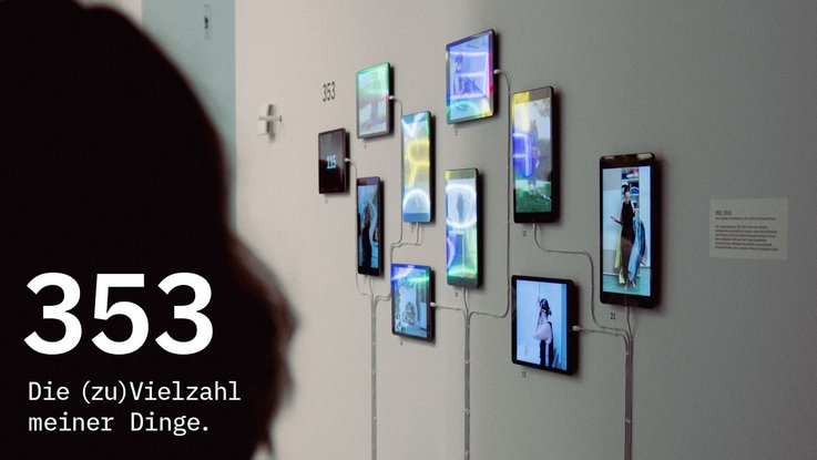 VISUELL Blogbeitrag: ADC Talent Festival 2025 „Goldenes Konfetti – Silberner Nagel“ VISUELL Blogbeitrag: ADC Talent Award 2025: Videoinstallation „353 – Die (zu)Vielzahl meiner Dinge“ von Leonie Braitsch, an der Wand montierte Tablets mit Alltagsobjekten.