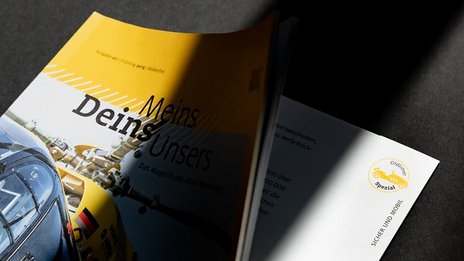 VISUELL Kommunikationsdesign: Editorial Design ADAC Württemberg e.V.: Detailaufnahme Vorderseite in gelb mit Foto mit Schattenwurf. - Aufschrift: MeinsDeinsUnsers