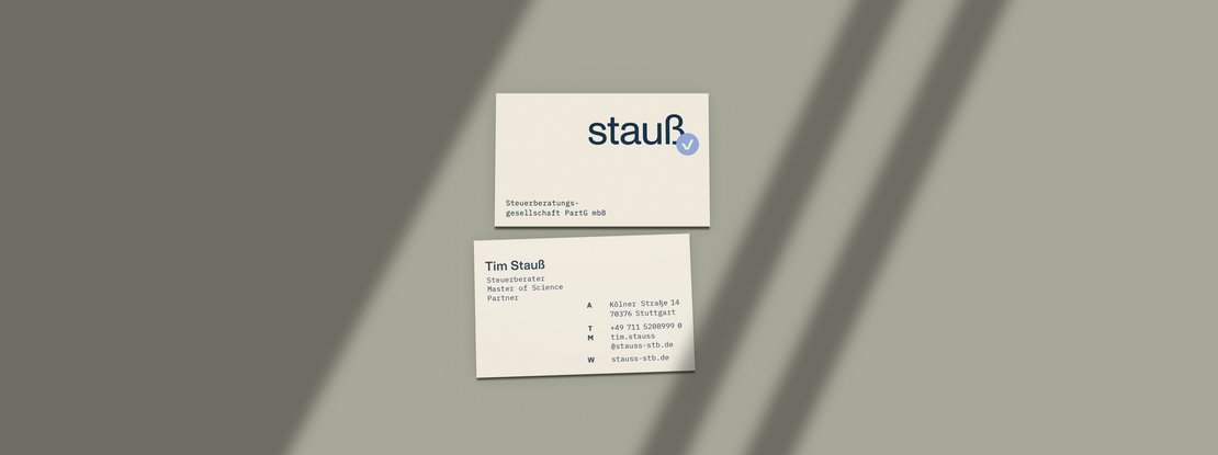 VISUELL Kommunikationsdesign: Corporate Design Stauß: Visitenkarten des neuen Corporate Designs in einer Gesamtansicht mit viel Freiraum; die Gestaltung zeigt Logo, Signet, Monospaced-Details und die ruhige, strukturierte Farbwelt.