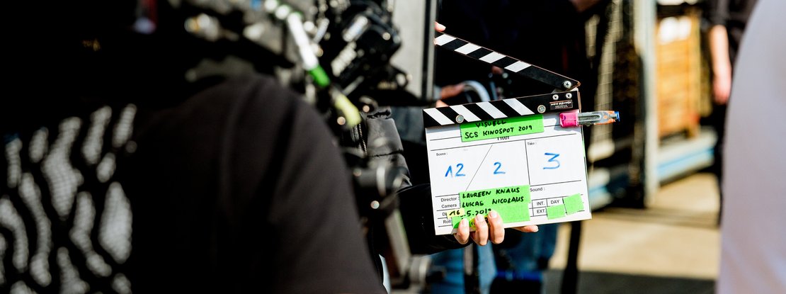 VISUELL Kommunikationsdesign: Kino-Werbespot für STAHL CraneSystems: Eine Filmklappe wird geschlagen