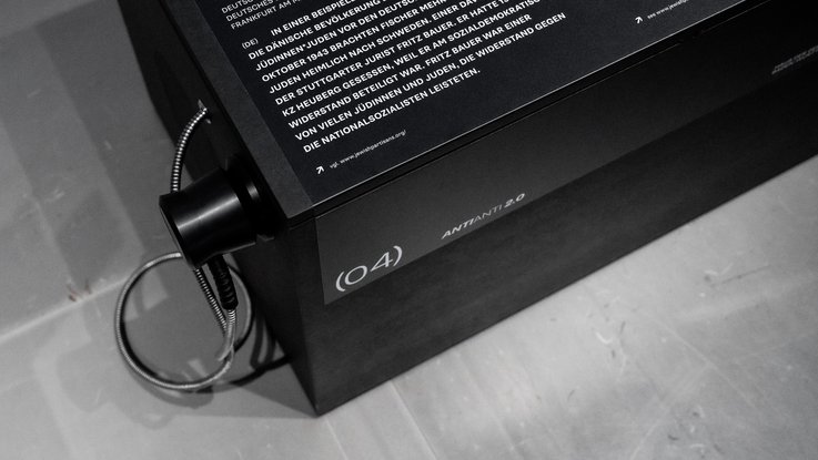 VISUELL Szenografie: Sonderausstellung: Anti Anti 2.0: Detailaufnahme Hörstation und Typografie; audiovisuelle Angebote machen Mechanismen von Verschwörungserzählungen erfahrbar.