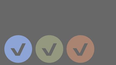 VISUELL Kommunikationsdesign: Corporate Design Stauß: Drei farbige Varianten des Häkchen-Signets auf dunklem Hintergrund; dargestellt werden die Akzentfarben des Erscheinungsbilds in Blau, Olive und warmem Rosé.