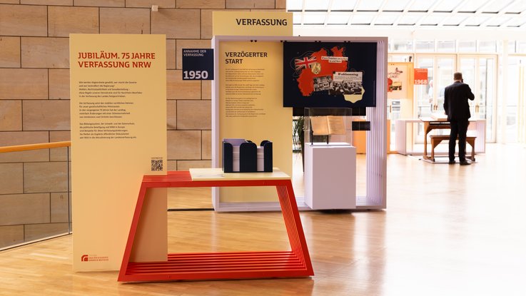 VISUELL Szenografie: Wanderausstellung „Jubiläum. 75 Jahre Verfassung NRW“ für die Stiftung Haus der Geschichte Nordrhein-Westfalen VISUELL Szenografie: Wanderausstellung: Blick auf den Eingangsbereich der Ausstellung „75 Jahre Verfassung NRW“. Gelbe und rote Module mit Texten und historischen Abbildungen zu 1950 und Verfassungsentwicklung.