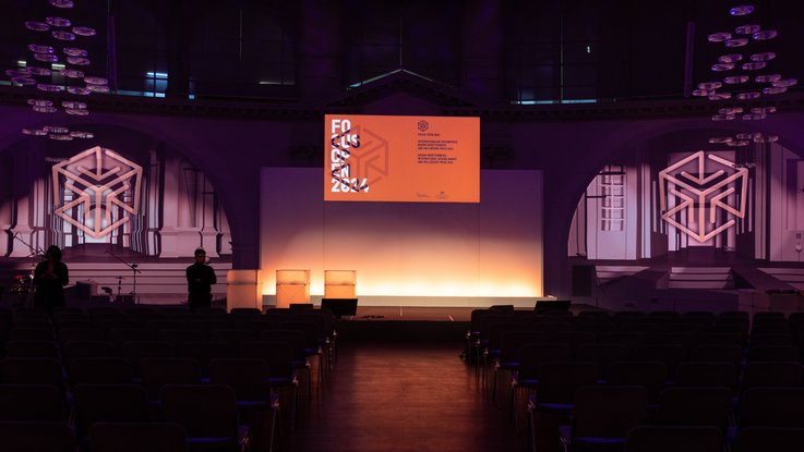 VISUELL Blogbeitrag: VISUELL gewinnt den FOCUS OPEN 2024 Gold für das Obstbaumuseum Glems VISUELL Blogbeitrag: FOCUS OPEN Award 2024 Gold: Einblick in die Location anlässlich der Vergabe des FOCUS OPEN Award mit Bühne und bestuhltem Saal