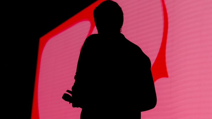 VISUELL Blogbeitrag: ADC Talent Festival 2025 „Goldenes Konfetti – Silberner Nagel“ VISUELL Blogbeitrag: ADC Talent Award 2025: Silhouette eines Redners vor rotem Bühnenhintergrund mit großem ADC-Logo, Teil der Preisverleihung.