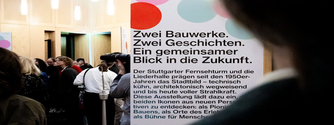 VISUELL Szenografie: Jubiläumsausstellung: 70 Jahre Fernsehturm und Liederhalle: Besucherin betrachtet interaktive Ausstellungselemente im StadtPalais Museum für Stuttgart; modulare Ausstellungsmöbel und historische Inhalte verbinden Architekturgeschichte und gelebten Alltag.