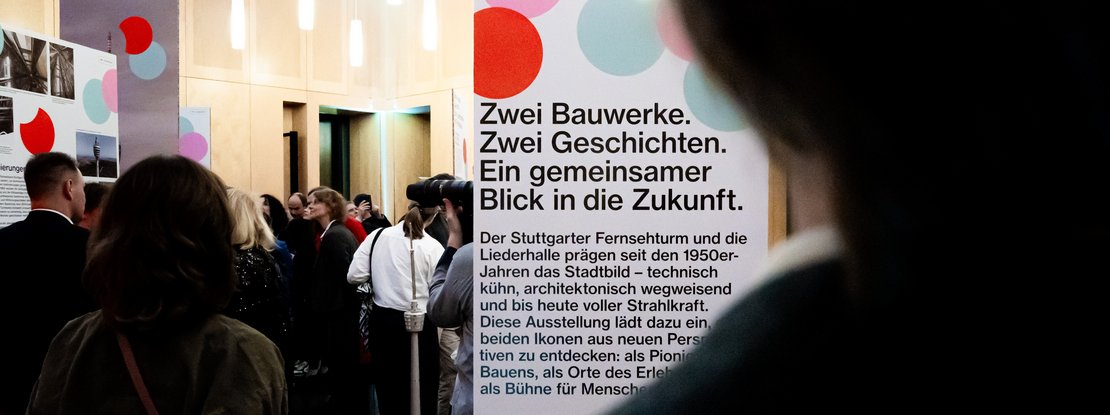 VISUELL Szenografie: Jubiläumsausstellung: 70 Jahre Fernsehturm und Liederhalle: Besucherin betrachtet interaktive Ausstellungselemente im StadtPalais Museum für Stuttgart; modulare Ausstellungsmöbel und historische Inhalte verbinden Architekturgeschichte und gelebten Alltag.