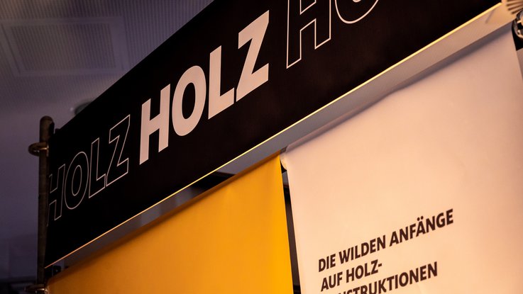 VISUELL Szenografie: Ausstellung: Großaufnahme eines Banners mit der typografischen Gestaltung und einem erklärenden Text zur Geschichte der Konstruktionen.