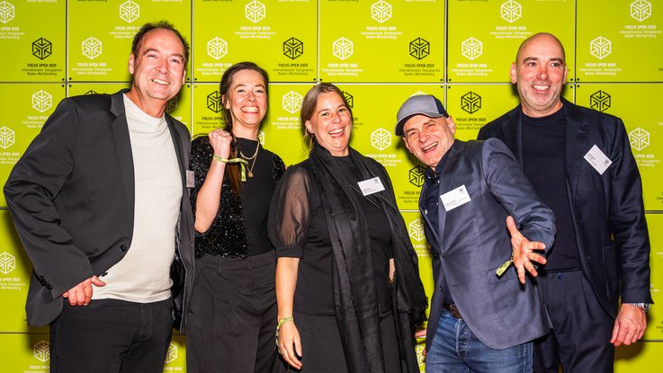 VISUELL Blogbeitrag: Jurymember Focus Open: Jurymitglieder des Focus Open 2025 posieren gemeinsam vor der offiziellen Preiswand