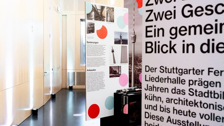 VISUELL Szenografie: Jubiläumsausstellung: 70 Jahre Fernsehturm und Liederhalle: Ausstellungselement mit integrierten Grafikträgern und Exponaten; die Konstruktion unterstützt Mobilität und Nachnutzung der Ausstellung.