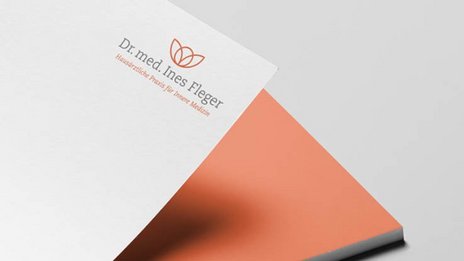 VISUELL Kommunikationsdesign: Corporate Design: Briefbogen für die Praxis Dr. Ines Fleger mit Logo und Fußzeile sowie orangefarbener vollflächiger Rückseite