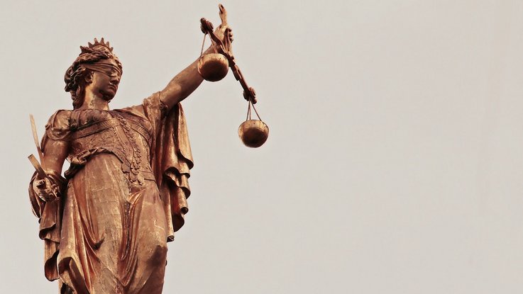 VISUELL Kommunikationsdesign: Corporate Design: Eine bronzefarbene Statue der Justitia