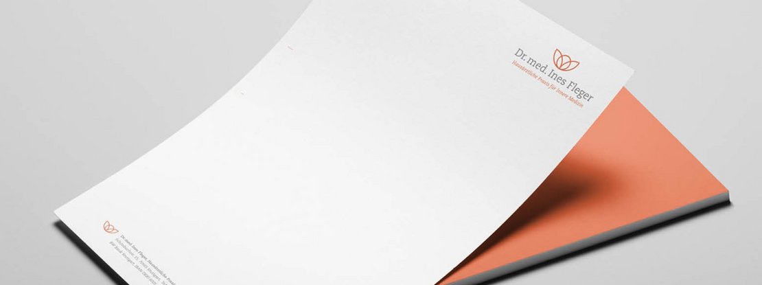 VISUELL Kommunikationsdesign: Corporate Design: Briefbogen für die Praxis Dr. Ines Fleger mit Logo und Fußzeile sowie orangefarbener vollflächiger Rückseite