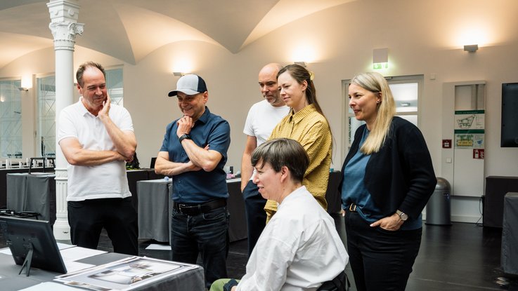 VISUELL Blogbeitrag: Jurymember Focus Open: Jurymitglieder des Focus Open 2025 begutachten gemeinsam eingereichte Designprojekte während der Bewertung