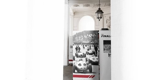 VISUELL Szenografie: Solitude Ausstellung: Stoffbanner mit Abbildung von Oldtimern mit roter Linie