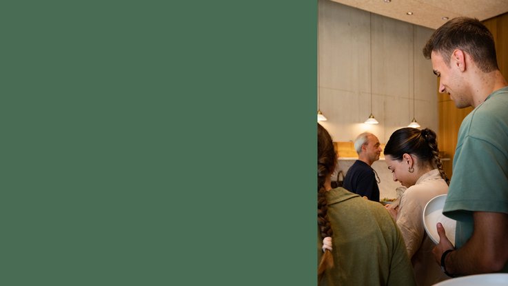 VISUELL Blogbeitrag: Auf Weiterbildung in der Rapunzelwelt. Wir lernen nachhaltige Anbauweisen kennenlernen. VISUELL Blogbeitrag: Weiterbildung in der Rapunzelwelt: Jannis von VISUELL beim Kochkurs