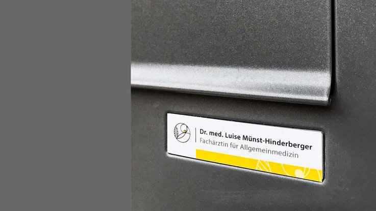 VISUELL Kommunikationsdesign: Corporate Design: Das Klingelschild für die Praxis Dr. med. Luose Münst-Hinderberger, Fachärztin für Allgemeinmedizin mit Logo und gelbem Gestaltungselement