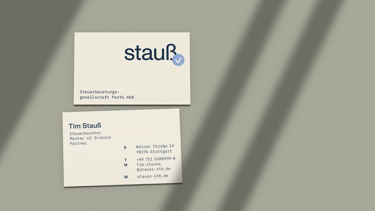 VISUELL Kommunikationsdesign: Corporate Design Stauß: Visitenkarten im neuen Design mit Wortmarke, Häkchen-Signet und klar strukturierter Typografie; die Komposition betont Wertigkeit, Ordnung und gestalterische Konsistenz.