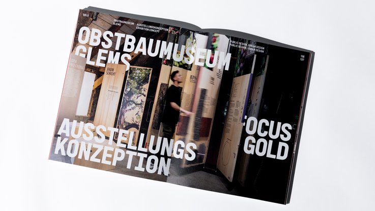 VISUELL Blogbeitrag: VISUELL gewinnt den FOCUS OPEN 2024 Gold für das Obstbaumuseum Glems VISUELL Blogbeitrag: FOCUS OPEN Award 2024 Gold: Eine Doppelseite aus dem Jahrbuch zum FOCUS OPEN Award 2024 mit vollflächigem Foto aus dem Obstbaumuseum Glems mit der Aufschrift „Ausstellungskonzeption“
