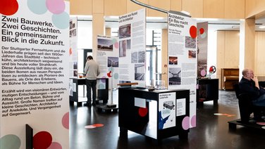 VISUELL Szenografie: Jubiläumsausstellung: 70 Jahre Fernsehturm und Liederhalle: Verschiedene modulare Ausstellungselemente; historische Fotografien und interaktive Stationen eröffnen Einblicke in Architektur und Nutzung der beiden Ikonen.