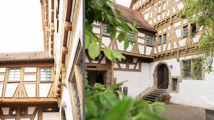 VISUELL Scenography: Permanent exhibition Hornmoldhaus: Divided exterior view of the historic half-timbered building with white plastered compartments and ochre-coloured wooden framework. Left: detail of the façade structure; right: view of the inner courtyard with staircase and round-arched portal.
