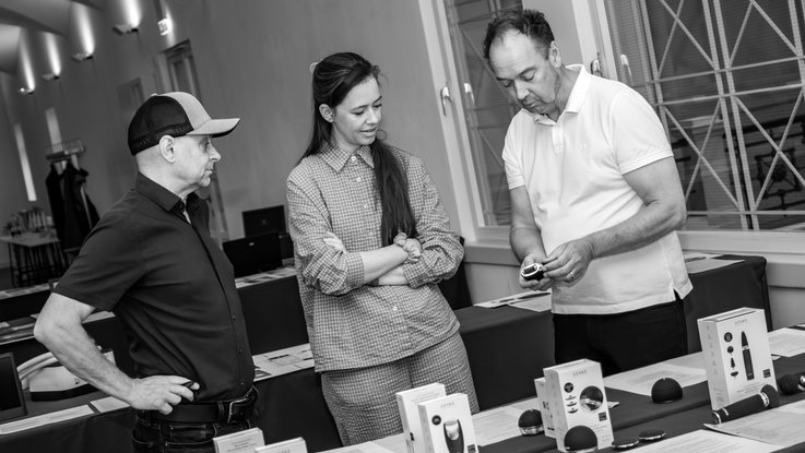 VISUELL Blogbeitrag: Jurymember Focus Open: Laureen Seider diskutiert mit Jurymitgliedern ein Produkt während der Bewertung der Focus Open Einreichungen