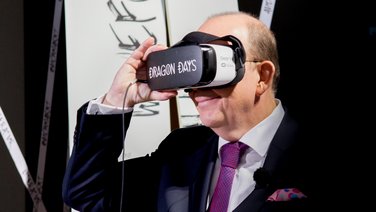 VISUELL Szenografie: Messestand Ideentanke MFG: Ein Besucher schaut durch eine VR-Brille