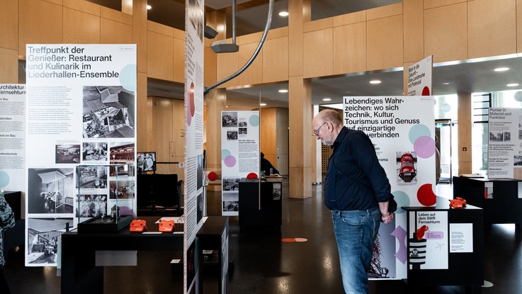 VISUELL Szenografie: Jubiläumsausstellung: 70 Jahre Fernsehturm und Liederhalle: Gesamtansicht der Ausstellung im StadtPalais Museum für Stuttgart mit modularen Themeninseln und interaktiven Stationen.