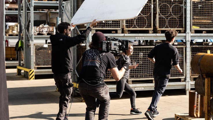 VISUELL Kommunikationsdesign: Kino-Werbespot für STAHL CraneSystems: An einer Location befindet sich der Kameramann und seine Assistenz