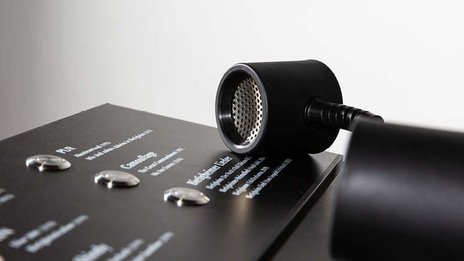 VISUELL Kommunikationsdesign: Hörstation mit beschrifteten Knöpfen und Einhandhörer