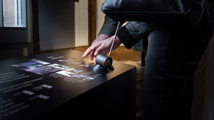VISUELL Scenography: Permanent exhibition at Hornmoldhaus: Visitors activate an audio station with integrated loudspeaker and learn more about the city's history through audio content. Interactive media complement the historical exhibits.